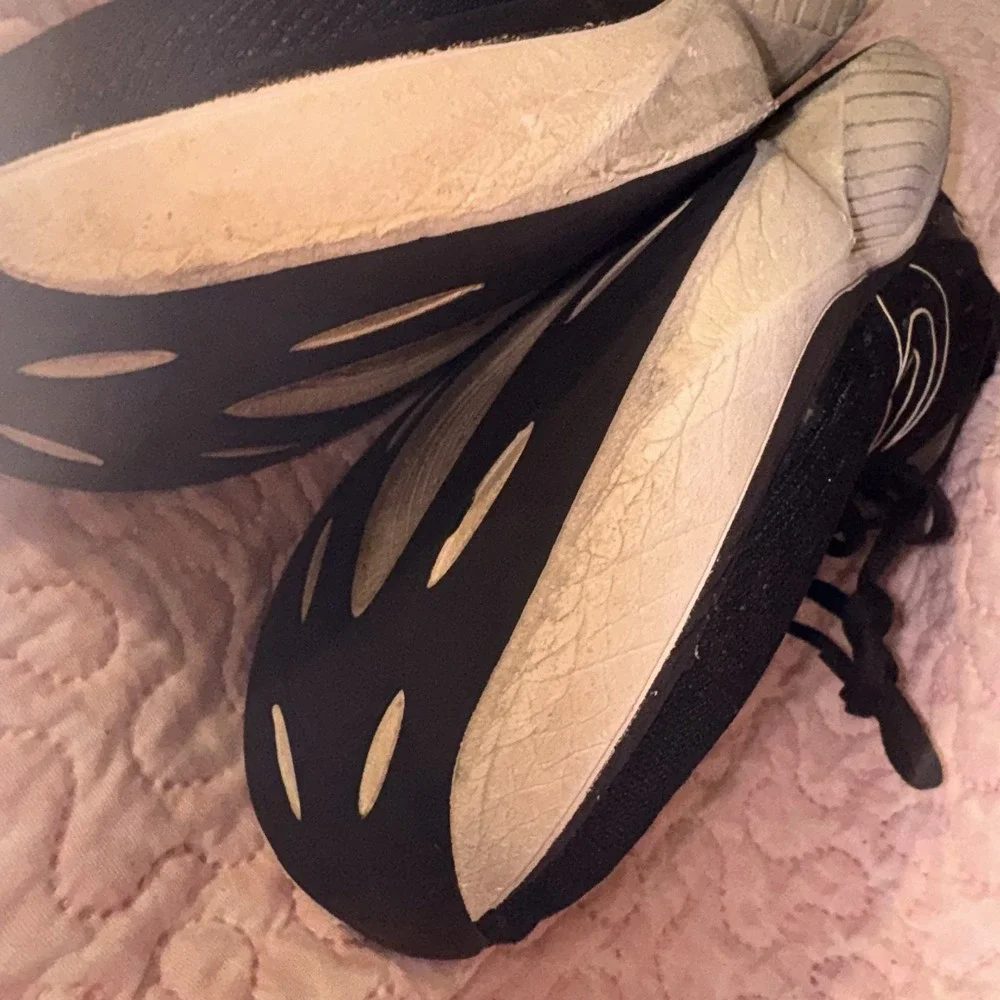 Topo Athletic Atmos Sneaker Women Size 9 Black White ZipFoam Lightweight Running